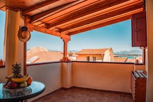 einen Balkon mit einem Tisch und einer Obstschale darauf in der Unterkunft Ilion Hotel in Nafplio