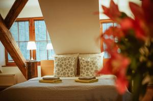 - une chambre avec un lit et 2 serviettes dans l'établissement Hotel Stein Elbogen, à Loket