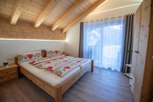 Ein Bett oder Betten in einem Zimmer der Unterkunft Ferienwohnung Trocker
