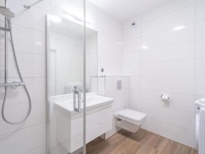 Kúpeľňa v ubytovaní FARO Apartamenty Polanki Park z basenami