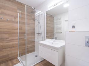 Kúpeľňa v ubytovaní FARO Apartamenty Polanki Park z basenami