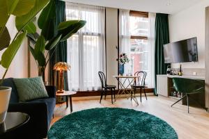 Televiisor ja/või meelelahutuskeskus majutusasutuses Brasss Hotel Suites