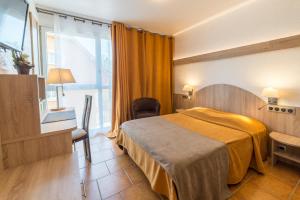 Postel nebo postele na pokoji v ubytování Hôtel Morris