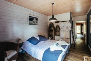a bedroom with a bed with towels on it at Chalet à l'aise met Wellness, Durbuy in Durbuy