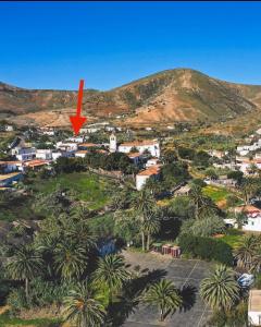 an aerial view of a city with a red arrow at Casa Doña Carmen in Betancuría