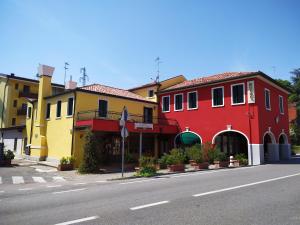 una fila de edificios coloridos en una calle de la ciudad en Hotel Antico Moro, en Zelarino