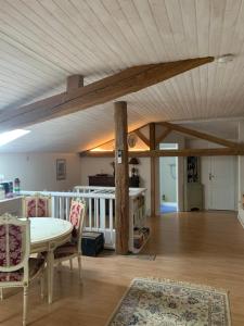 a living room with a table and chairs and a kitchen at Villa Toulousaine in Grisolles