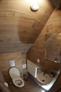 an overhead view of a bathroom with a toilet and sink at Przystanek Tykocin - domki gościnne w sercu Podlasia in Tykocin