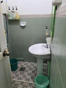 y baño pequeño con lavabo y ducha. en L & M Hearthstones Lodge, en Oslob
