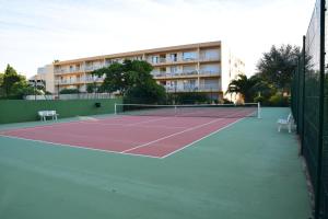 Tennis- og/eller squashfaciliteter på Appartement plein sud les Cyclades eller i nærheden