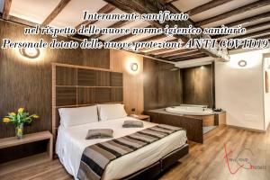 um quarto com uma cama e uma banheira num quarto em Hotel Trevi - Gruppo Trevi Hotels em Roma