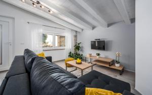 ein Wohnzimmer mit einem Sofa und einem Tisch in der Unterkunft Villa Lemme in Rovinj