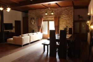 - un salon avec un canapé et une table dans l'établissement Quinta Sobral Prestige - Rustic House, à Sobral de Monte Agraço