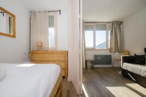 シャモニー・モンブランにあるChamois Blancのベッドルーム1室(ベッド1台、ソファ1台、窓2つ付)