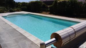 布爾聖安迪歐的住宿－l'oustau bonur，院子里一个带软管的游泳池