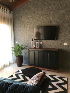 Uma TV ou centro de entretenimento em Canyons Guest House