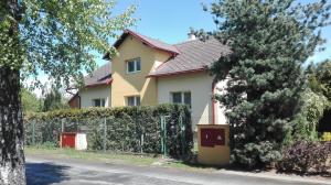 une maison avec une clôture devant elle dans l'établissement U Jirky, à Bohuňovice