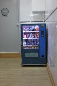 una máquina expendedora azul en una habitación con comida en O Elétrico Guesthouse, en Lisboa