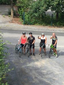 um grupo de pessoas andando de bicicleta por uma estrada em Chalet à l'aise met Wellness, Durbuy em Durbuy