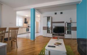 een woonkamer en een keuken met een tafel en een bank bij Comfortable apartment in Bartići in Labin