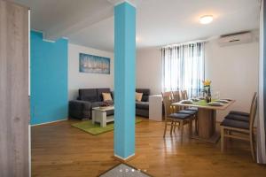 een woonkamer met een tafel en een eetkamer bij Comfortable apartment in Bartići in Labin