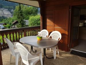 un tavolo bianco e sedie su una veranda con vista di Mila 5 a Champéry