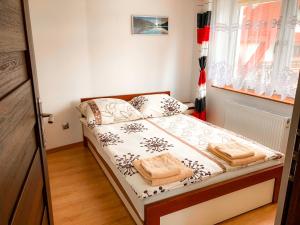 a small bed in a room with a window at Agroturystyka Kasia in Podwilk