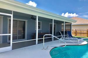 สระว่ายน้ำที่อยู่ใกล้ ๆ หรือใน Beautiful Florida Vacation Pool House