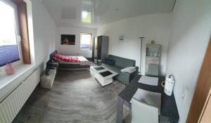 ein Wohnzimmer mit einem Sofa und einem Wohnzimmer in der Unterkunft FeWo Tina in Lübeck
