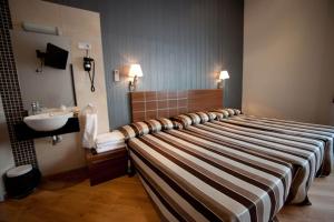Cama o camas de una habitación en Hostal Bcn 46