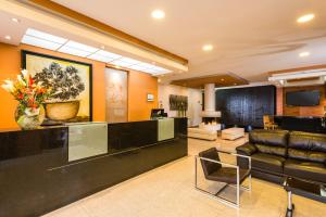 a living room with a couch and a table at Hotel Apartamentos Regency La Feria in Bogotá