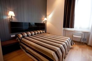 Cama o camas de una habitación en Hostal Bcn 46