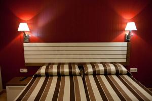 Cama o camas de una habitación en Hostal Bcn 46