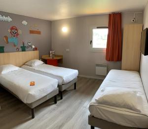 une chambre à l'hôpital avec deux lits et une fenêtre dans l'établissement initial by balladins Tours Sud, à Chambray-lès-Tours