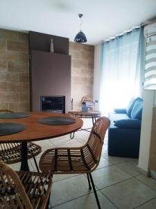Televízia a/alebo spoločenská miestnosť v ubytovaní Holiday Nest & parking
