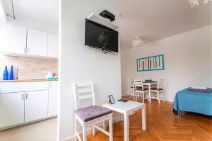 salon z kuchnią i stołem z krzesłami w obiekcie Center Warsaw- Apartamenty Smolna w Warszawie