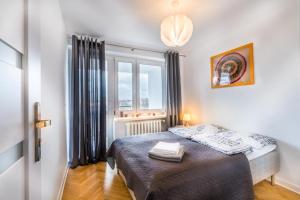 sypialnia z łóżkiem i dużym oknem w obiekcie Center Warsaw- Apartamenty Smolna w Warszawie