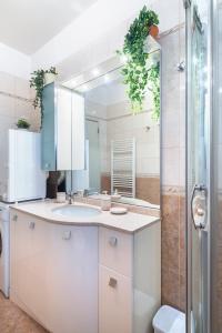 ein Bad mit einem Waschbecken und einer Dusche in der Unterkunft ACQUARELLO - Like at home in heart of Venice in Venedig