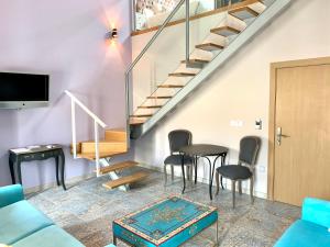 ein Wohnzimmer mit Stühlen und einer Treppe in der Unterkunft Akla Hotel Mérida in Merida