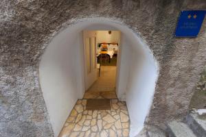 an archway leading to a dining room in a house at Studio Apartment Nihar in Cres