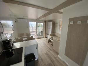 Kuchyň nebo kuchyňský kout v ubytování Floating House MM, Marina Portorož