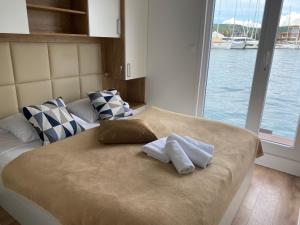 Postel nebo postele na pokoji v ubytování Floating House MM, Marina Portorož