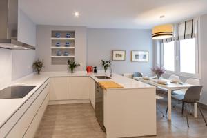 A kitchen or kitchenette at Plaza de España Deluxe Suites by Valcambre