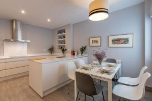 A kitchen or kitchenette at Plaza de España Deluxe Suites by Valcambre