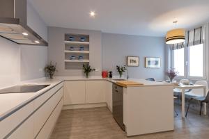 A kitchen or kitchenette at Plaza de España Deluxe Suites by Valcambre