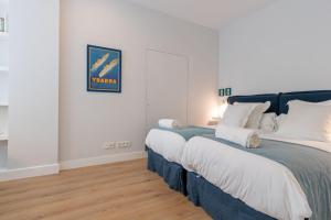 A bed or beds in a room at Plaza de España Deluxe Suites by Valcambre