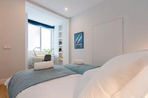 A bed or beds in a room at Plaza de España Deluxe Suites by Valcambre