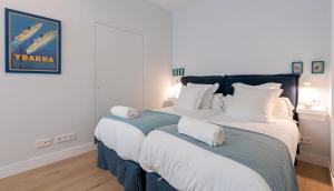 A bed or beds in a room at Plaza de España Deluxe Suites by Valcambre