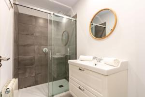 A bathroom at Plaza de España Deluxe Suites by Valcambre