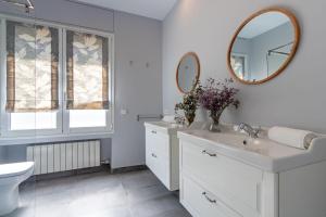 A bathroom at Plaza de España Deluxe Suites by Valcambre